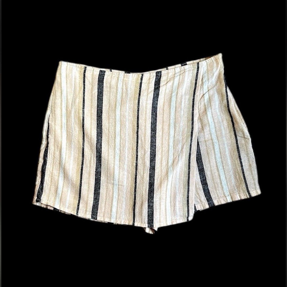 Forever 21 Cream and Black Striped Skort